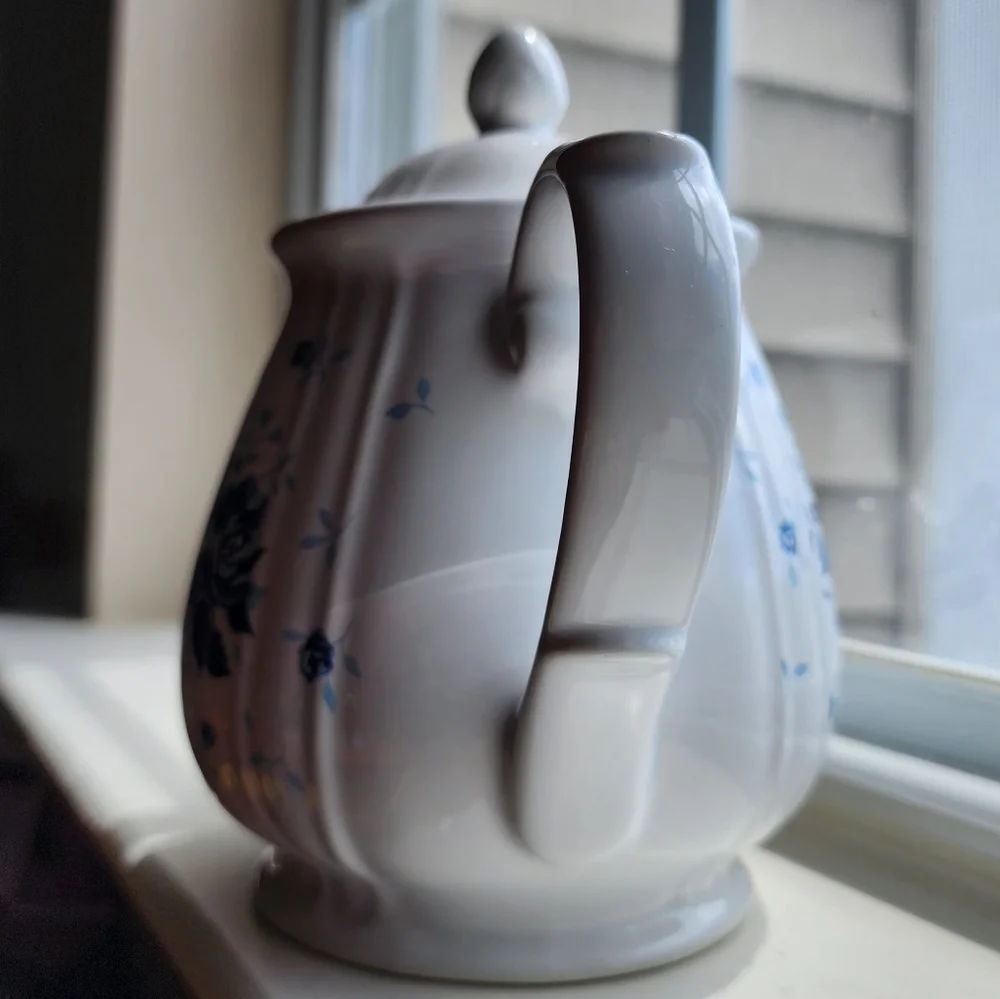 Ceramic kettle white‎ with blue roses